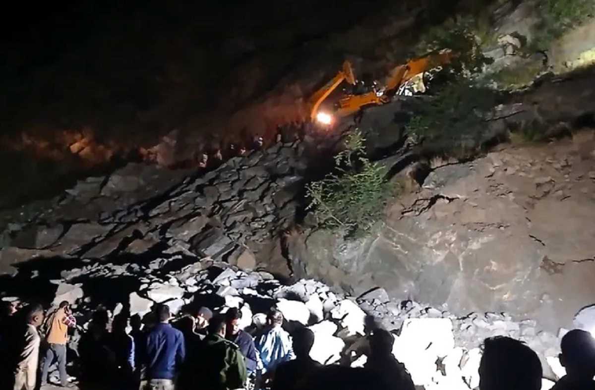 पुंछ में बड़ा हादसा: भूस्खलन की चपेट में आने से मकान ढहा, मां-बेटी की मौत,