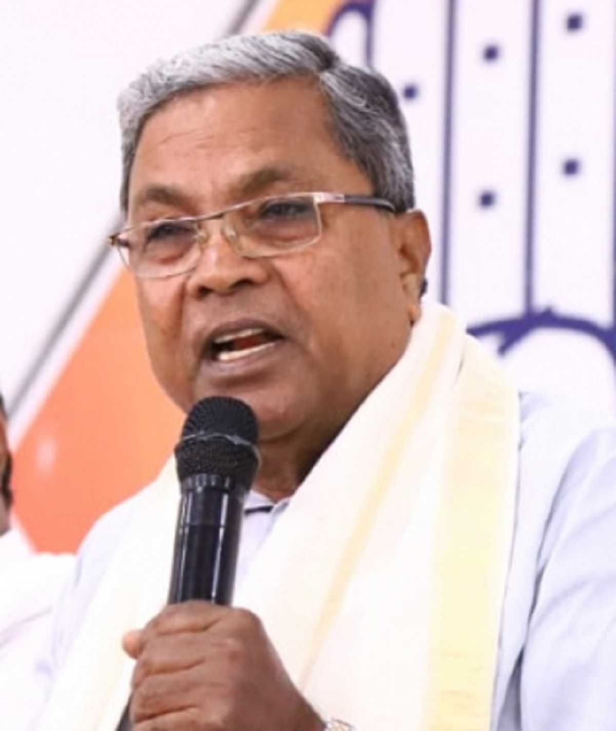 कर्नाटक विपक्ष के नेता सिद्धारमैया हुए भावुक, बोले- यह मेरा आखिरी चुनाव है कर्नाटक विपक्ष के नेता सिद्धारमैया हुए भावुक, बोले- यह मेरा आखिरी चुनाव है