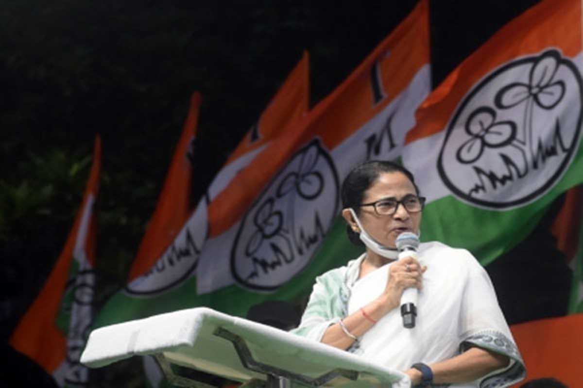 ममता की इशारों में बीएसएफ को चेतावनी, सीमावर्ती गांवों में गोली चलाई तो होगी एफआईआर