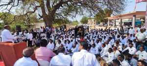 शरद पवार चुनाव अभियान रोककर पुणे के सूखा प्रभावित किसानों से मिले