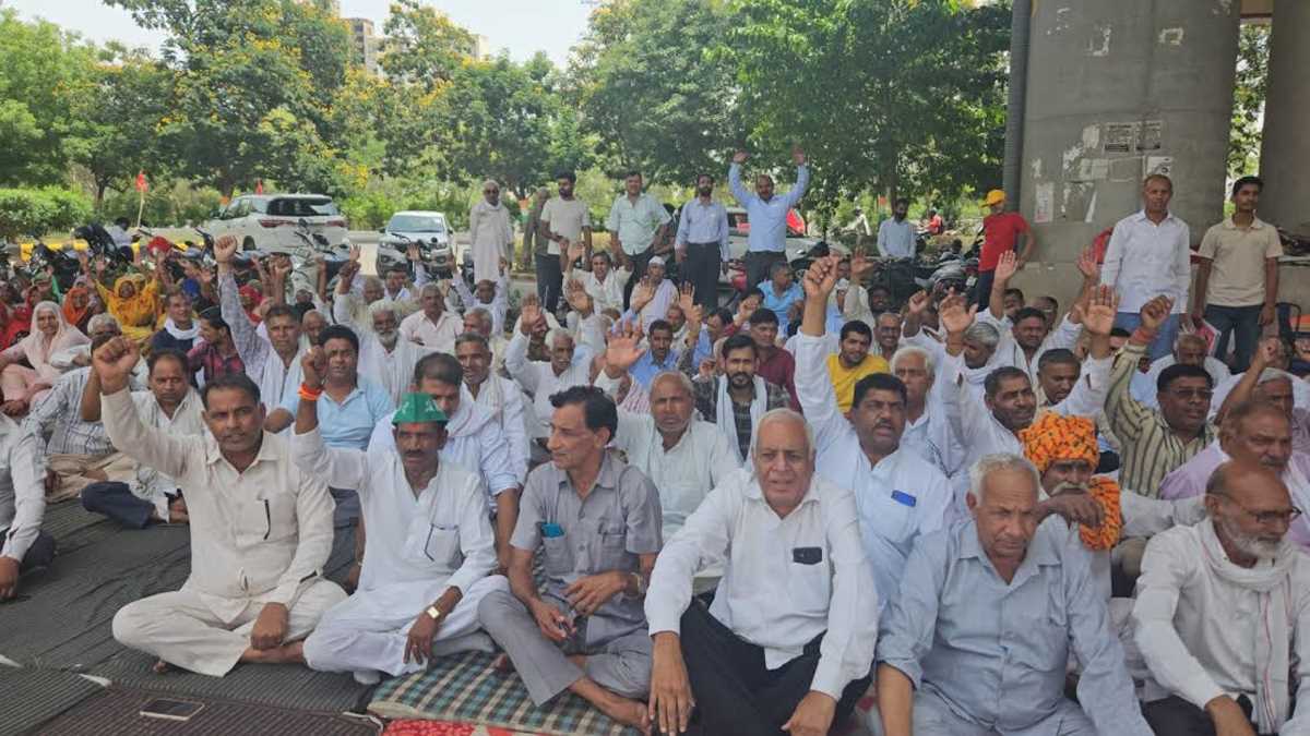सैकड़ों महिला पुरुष किसानों ने गांव स्तरीय धरना प्रदर्शन कर प्राधिकरण के विरुद्ध की नारेबाजी