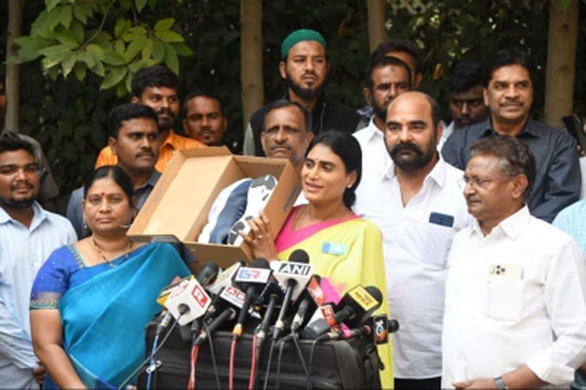 शर्मिला ने केसीआर को अपने साथ सिर्फ 3 किलोमीटर चलने की दी चुनौती