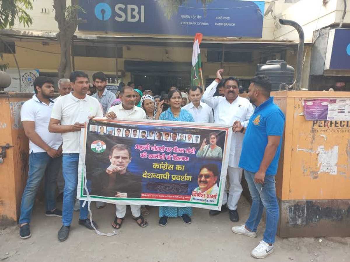 कांग्रेस के कार्यकर्ताओं ने प्रदर्शन कर भाजपा पर आरोप लगाते हुए दिया ज्ञापन