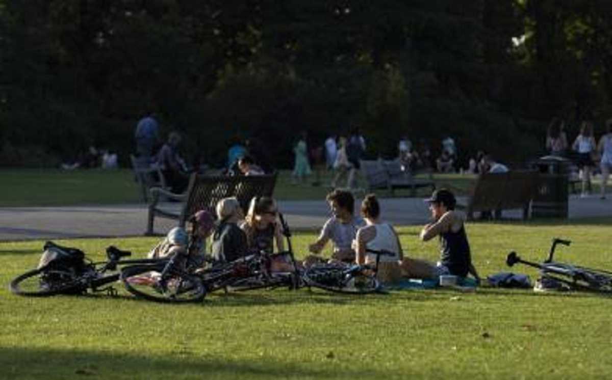 ब्रिटेन में भीषण गर्मी से परेशान लोग, मौसम विभाग ने जारी की चेतावनी