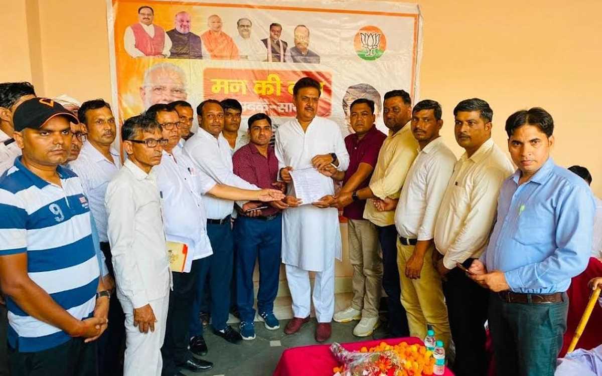 शिक्षामित्रों ने अपनी 5 सूत्रीय मांग को लेकर राज्यसभा सांसद दिया ज्ञापन शिक्षामित्रों ने अपनी 5 सूत्रीय मांग को लेकर राज्यसभा सांसद दिया ज्ञापन