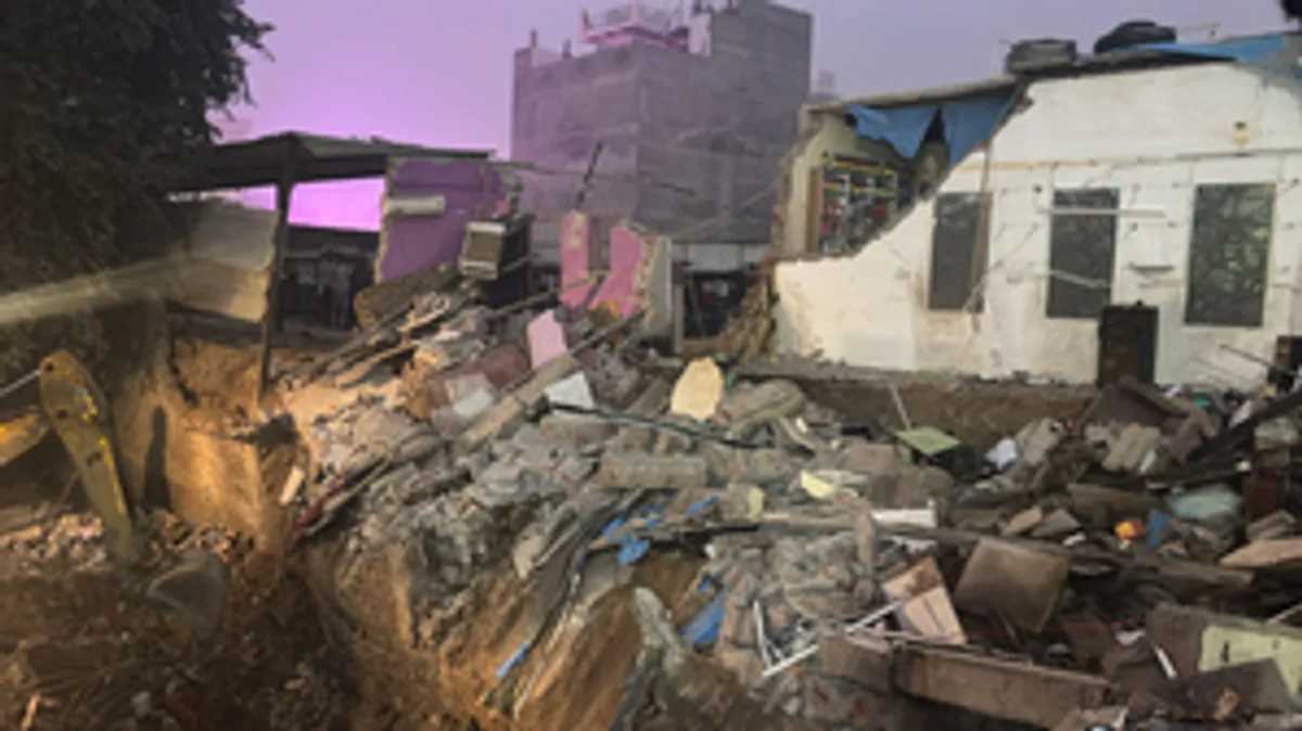 नोएडा में इमारत की दीवार गिरी, तीन दबे, दो को बचाया गया