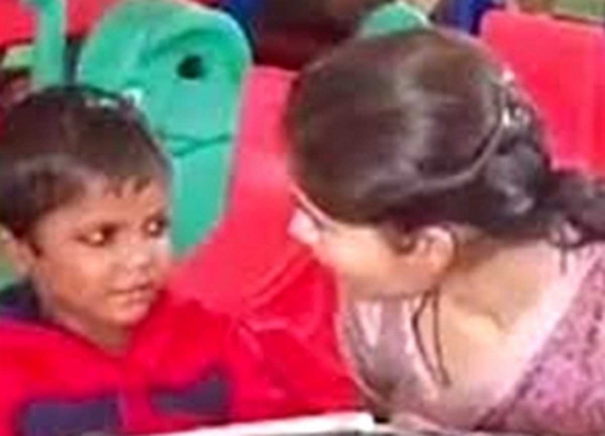 नोटबंदी के दौरान पैदा हुए शिशु का पूर्व मुख्यमंत्री अखिलेश यादव ने कराया स्कूल में दाखिला