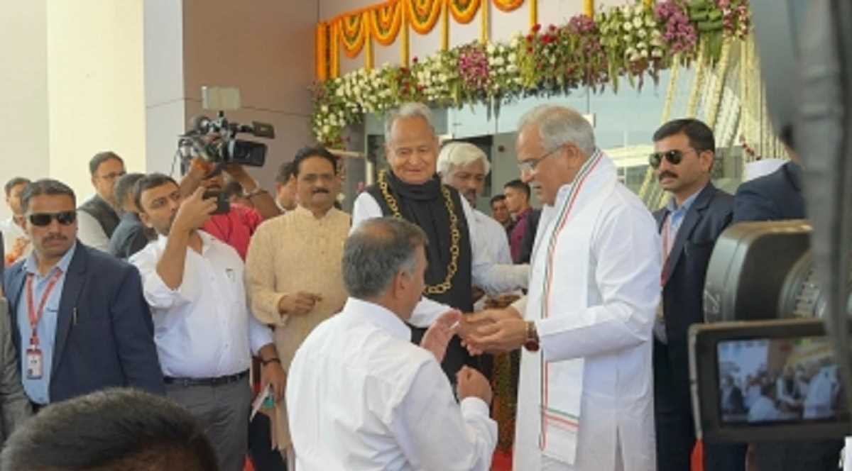 कांग्रेस स्टीयरिंग कमेटी की बैठक शुरू, गहलोत-माकन एक ही बस में पहुंचे