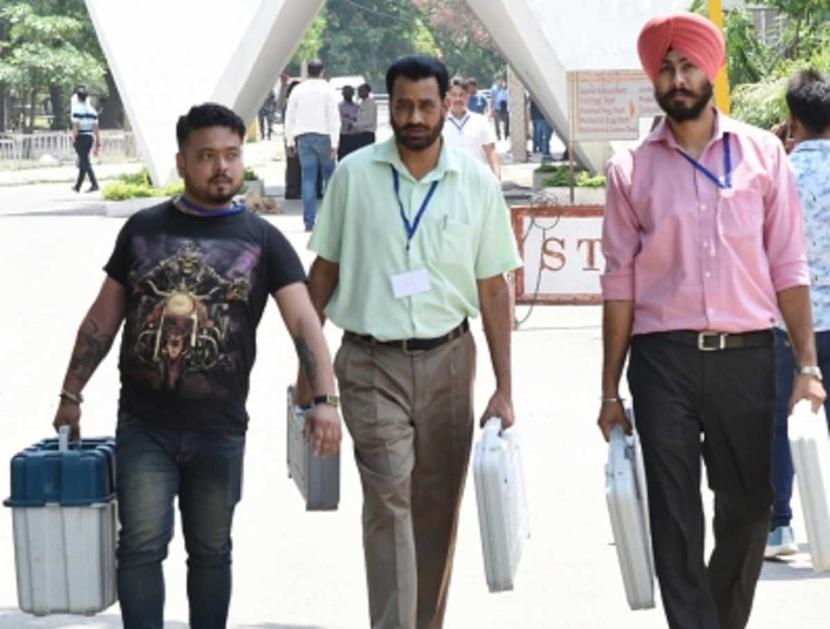 चतुष्कोणीय जालंधर उपचुनाव के लिए मतपत्रों की गिनती शुरू