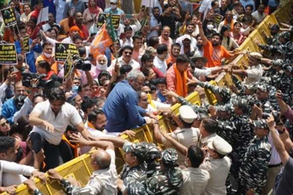 डीजल पर वैट कम न करने के विरोध में सरकार के खिलाफ भाजपा का विरोध प्रदर्शन