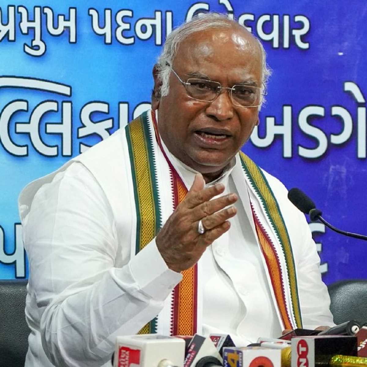 नाम बदलने से टीआरएस राष्ट्रीय पार्टी नहीं बन सकती: खड़गे नाम बदलने से टीआरएस राष्ट्रीय पार्टी नहीं बन सकती: खड़गे