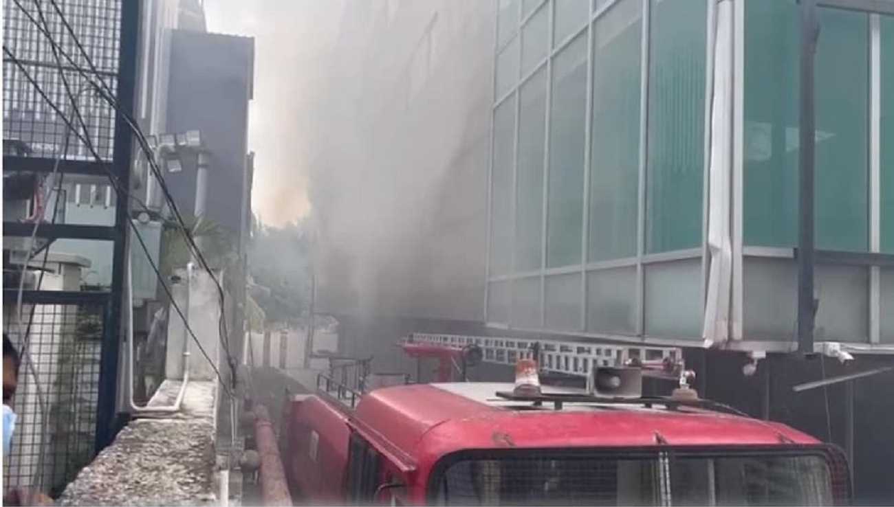 तेलंगाना के जुबली हिल्स बिल्डिंग के सामने एक ऑफिस में लगी भीषण आग, रेस्क्यू जारी तेलंगाना के जुबली हिल्स बिल्डिंग के सामने एक ऑफिस में लगी भीषण आग, रेस्क्यू जारी