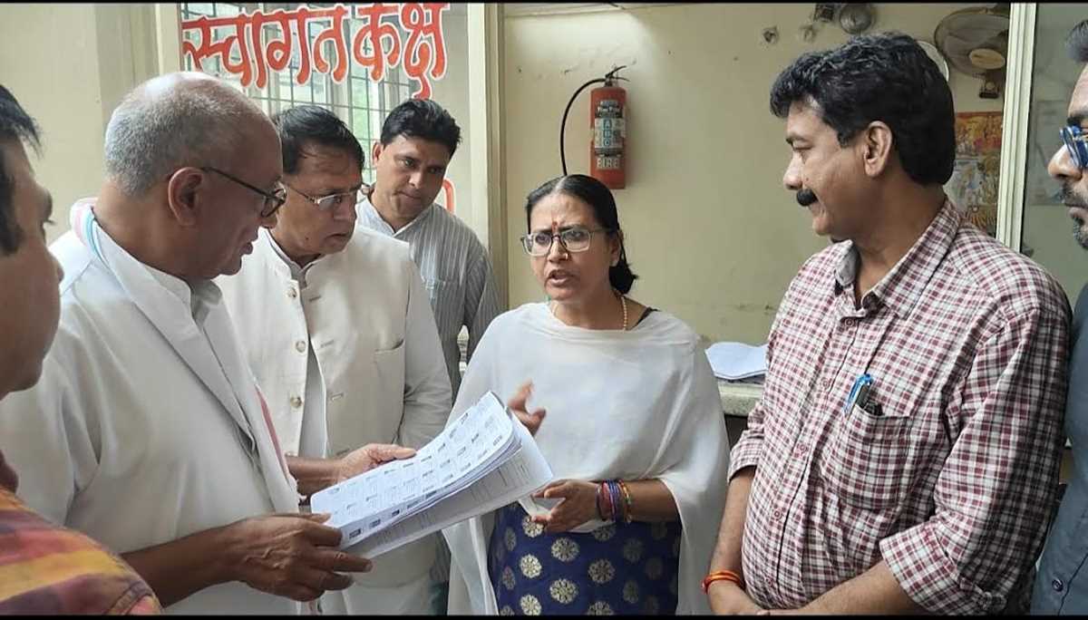 अचानक पोलिंग बूथ पर पहुंचे पूर्व सीएम दिग्विजय सिंह, वोटर लिस्ट में खुद चेक किया अपना नाम