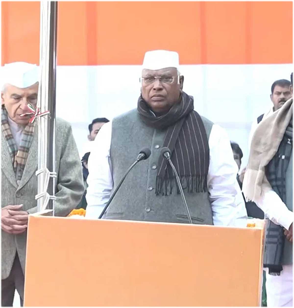 कांग्रेस ने मनाया 138 वां स्थापना दिवस, खड़गे ने फहराया पार्टी का झंडा