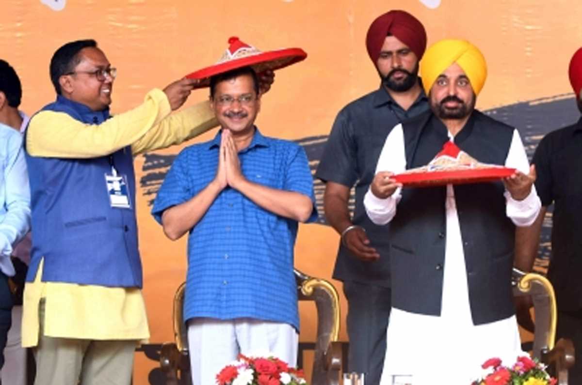 केजरीवाल ने नोटबंदी को लेकर पीएम मोदी पर साधा निशाना, उनकी योग्यता पर उठाए सवाल