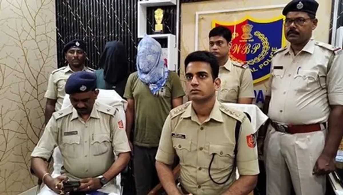 पश्चिम बंगाल में बांग्लादेश सीमा के पास फर्जी आधार रैकेट का भंडाफोड़: सागरपाड़ा में बायोमेट्रिक डिवाइस के साथ दो लोग गिरफ्तार पश्चिम बंगाल में बांग्लादेश सीमा के पास फर्जी आधार रैकेट का भंडाफोड़: सागरपाड़ा में बायोमेट्रिक डिवाइस के साथ दो लोग गिरफ्तार