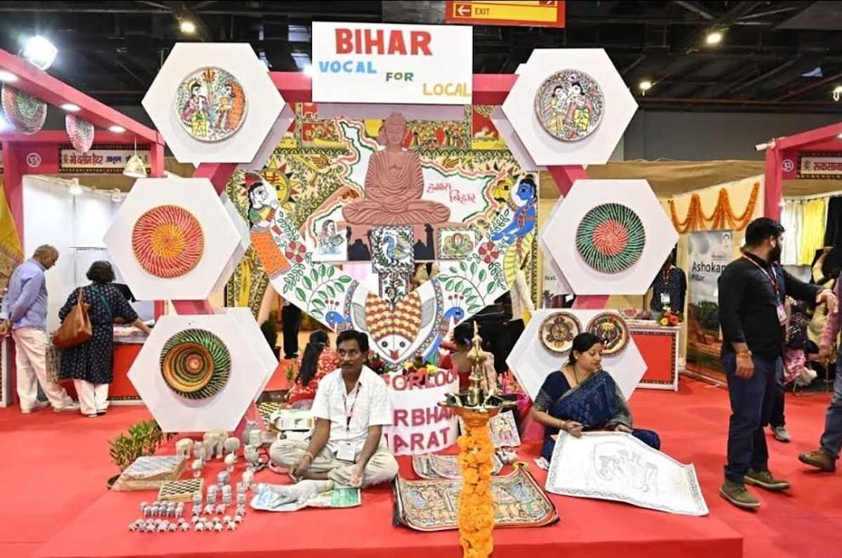 बिहार पवेलियन में लाइव डेमो द्वारा दिखाया जा रहा है हस्तशिल्प की कलाएं