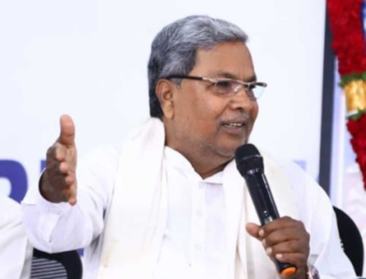 कर्नाटक में भाजपा और कांग्रेस के बीच पुस्तक विमोचन की जंग छिड़ी