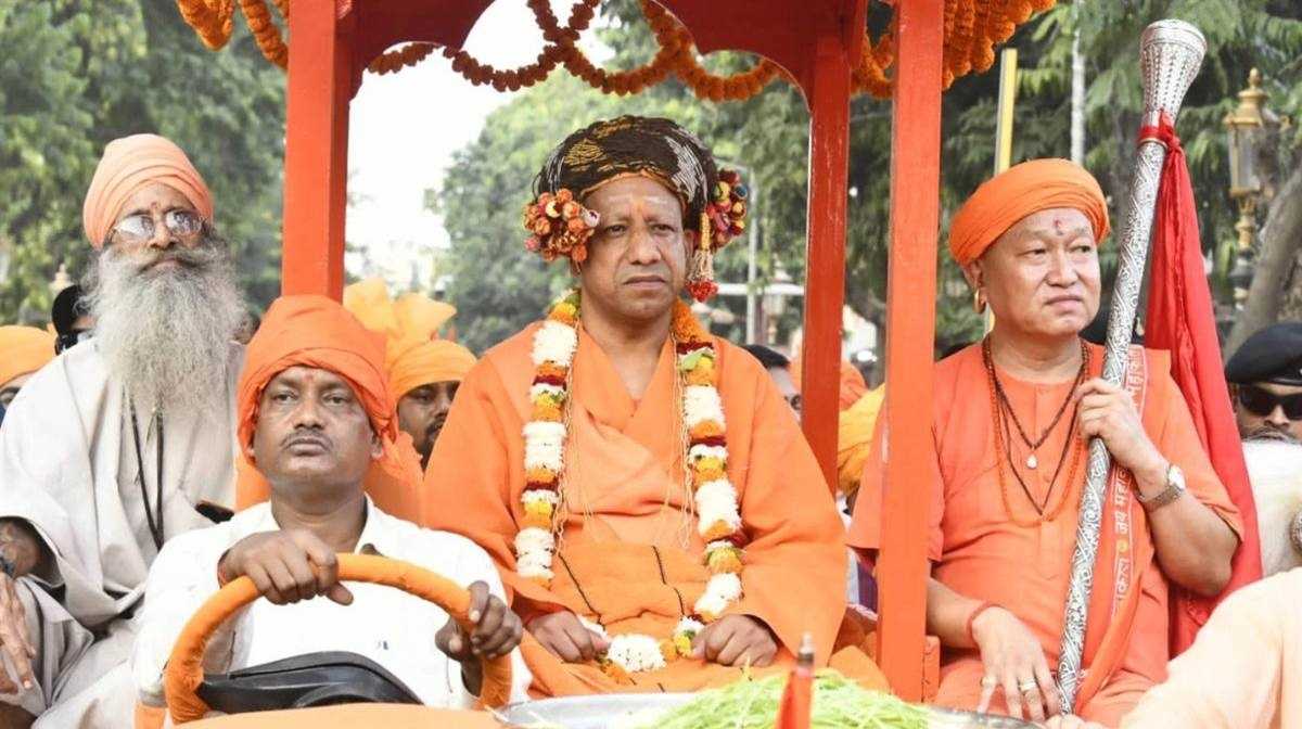 विजयादशमी पर नाथपंथ की परंपरा के अनुसार विशेष परिधान में निकले गोरक्षपीठाधीश्वर योगी