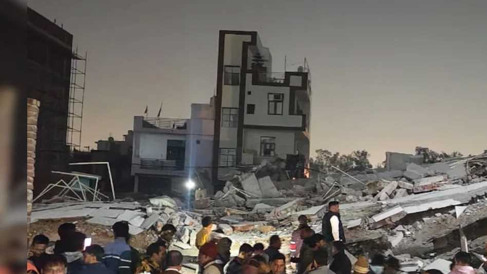 दिल्ली के बुराड़ी इलाके में निर्माणाधीन इमारत गिरी, 20 लोगों के फंसे होने की आशंका