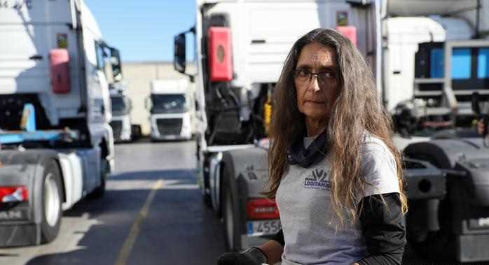 स्पेन की सड़क पर ट्रक चलाती दादी की कहानी स्पेन की सड़क पर ट्रक चलाती दादी की कहानी