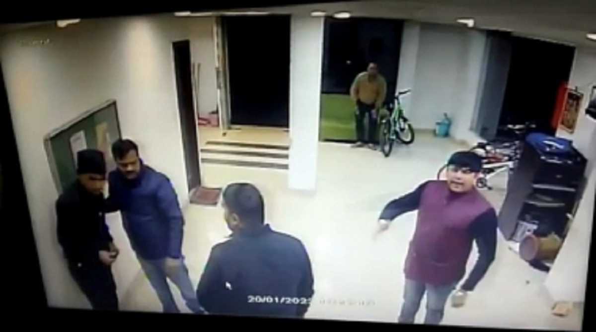 भाजपा नेता ने साथियों संग गार्ड को पीटा, सोसायटी में घुसने पर पूछताछ की तो भड़के; 3 गिरफ्तार भाजपा नेता ने साथियों संग गार्ड को पीटा, सोसायटी में घुसने पर पूछताछ की तो भड़के; 3 गिरफ्तार