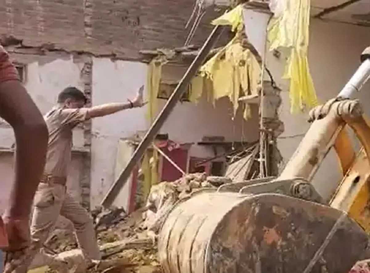 ग़ाज़ियाबाद : रसोई गैस सिलेंडर फटने से गिरा तीन-मंज़िला मकान, 3 की मौत ग़ाज़ियाबाद : रसोई गैस सिलेंडर फटने से गिरा तीन-मंज़िला मकान, 3 की मौत