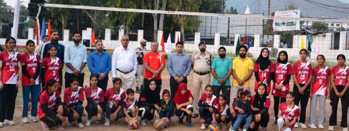 पुंछ में शहीदों की याद में वाॅलीबाॅल का आयोजन, खिलाड़ियों को भेंट की गई स्पोर्ट किट