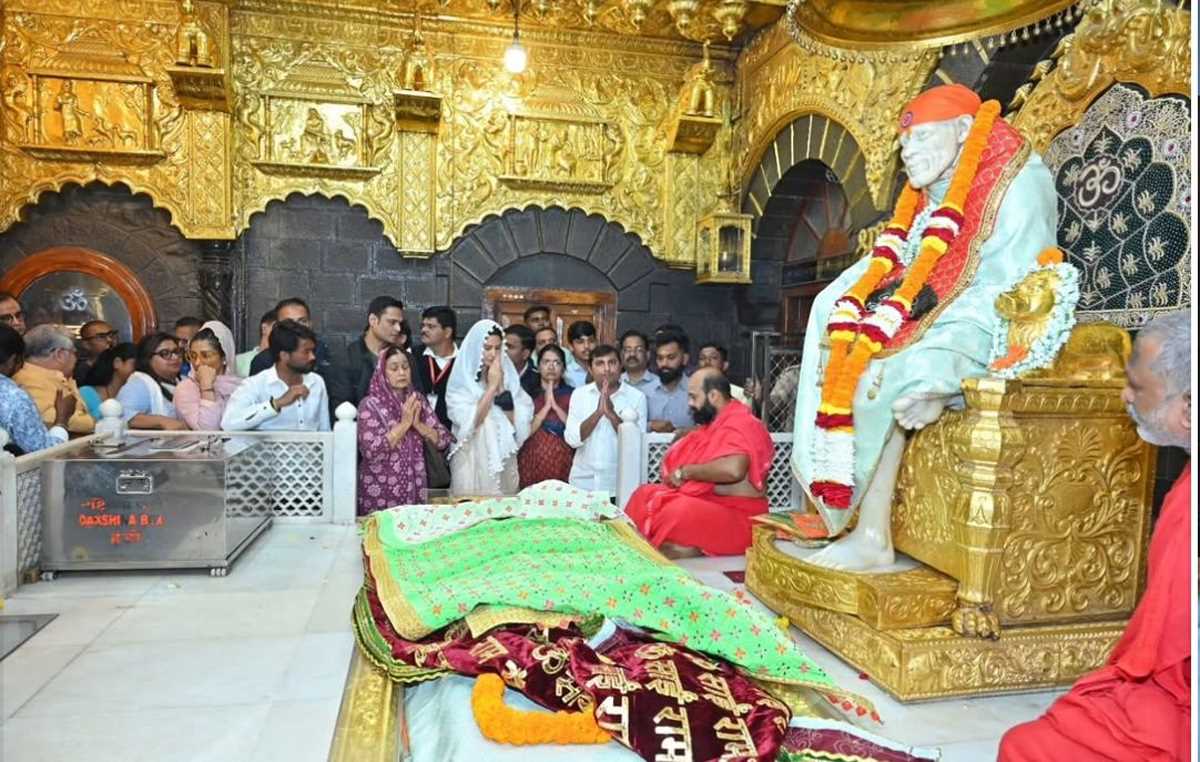 सास के साथ शिरडी पहुंचींं कैटरीना, हाथ जोड़े भक्ति में लीन नजर आईं