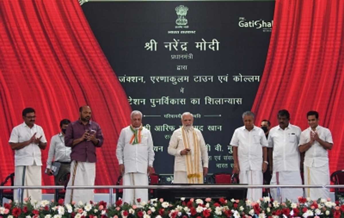 प्रधानमंत्री ने केरल में 4,500 करोड़ रुपये की रेल बुनियादी ढांचा परियोजनाओं की शुरूआत की प्रधानमंत्री ने केरल में 4,500 करोड़ रुपये की रेल बुनियादी ढांचा परियोजनाओं की शुरूआत की