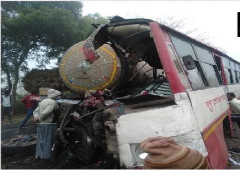 यूपी के संभल में रोडवेज बस और गैस टैंकर में टक्कर, 12 लोगों की मौत