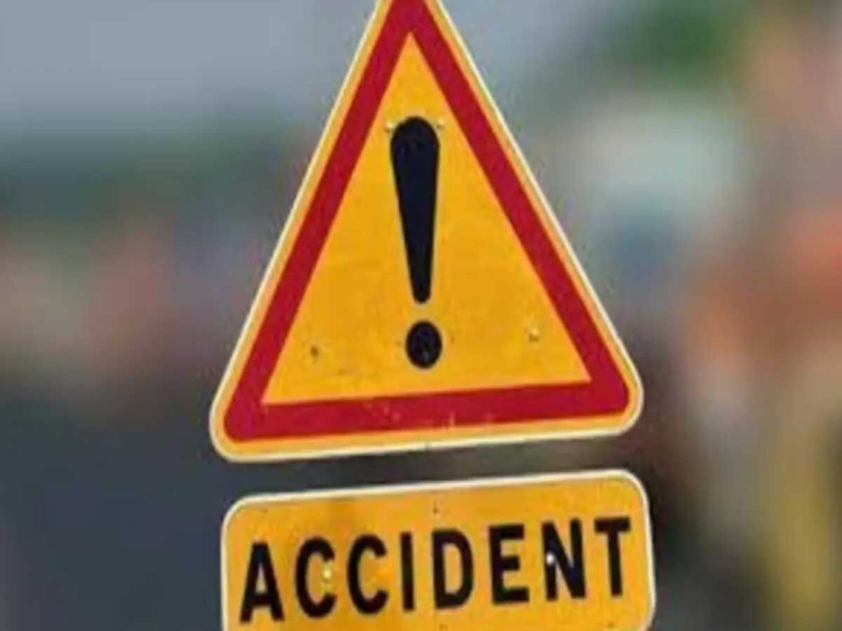 हाइड्रा ने मां और दो बच्चों को मारी टक्कर, डेढ़ साल के मासूम की मौत