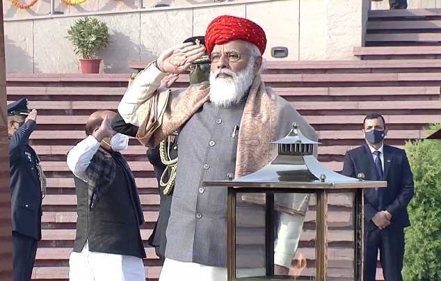 72वां गणतंत्र दिवस: स्पेशल पगड़ी में राजपथ पर नजर आए पीएम मोदी, शहीदों को दी श्रद्धांजलि