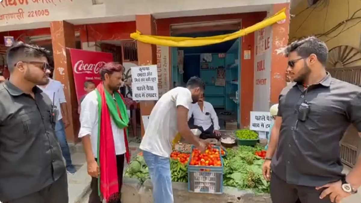 टमाटर की सुरक्षा के लिए सब्जी विक्रेता ने रखे बाउंसर