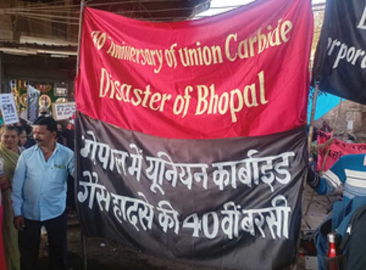 भोपाल गैस त्रासदी : पीड़ितों को न्याय दिलाने सड़कों पर उतरे हजारों लोग