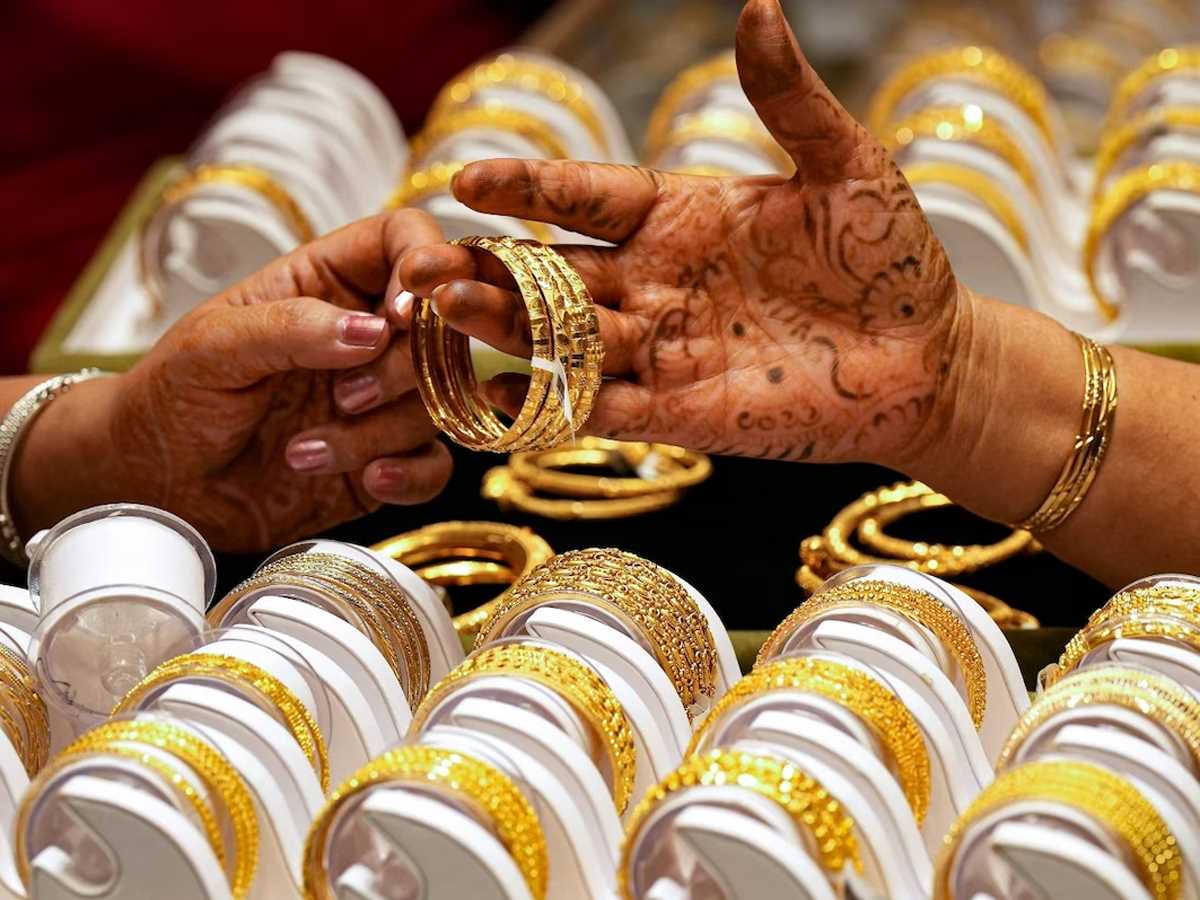 सोने की कीमत गिरी, चांदी में आई तेजी