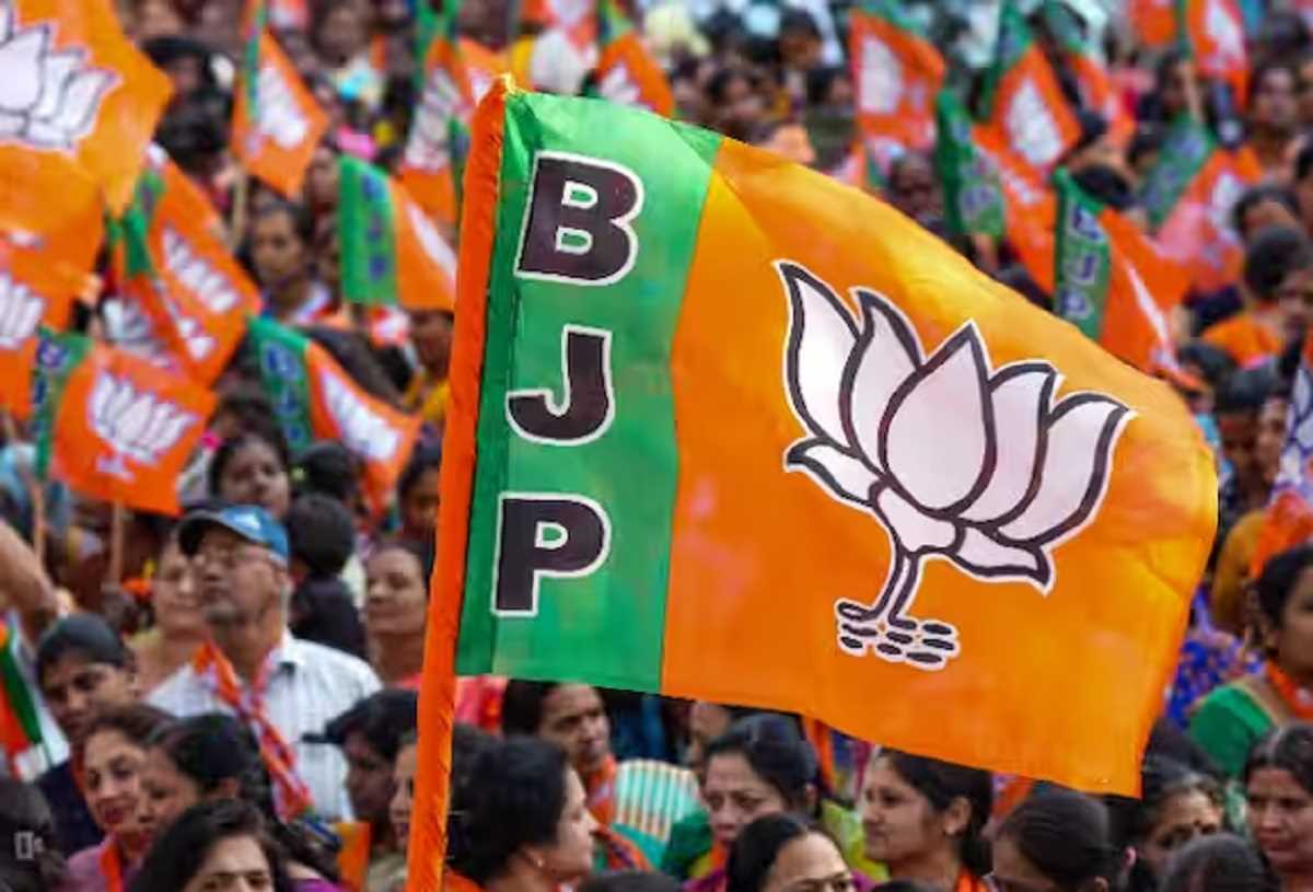 भाजपा के 43वें स्थापना दिवस पर पार्टी मुख्यालय पर फहराया गया ध्वज