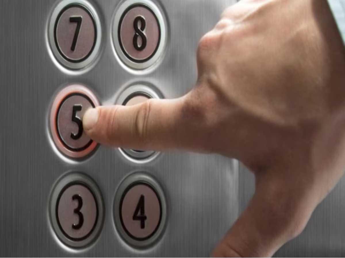 ग्रेटर नोएडा के सोसायटी में एक घंटे तक लिफ्ट में फंसा रहा बच्चा, लोहे की रॉड से खोला गया दरवाजा