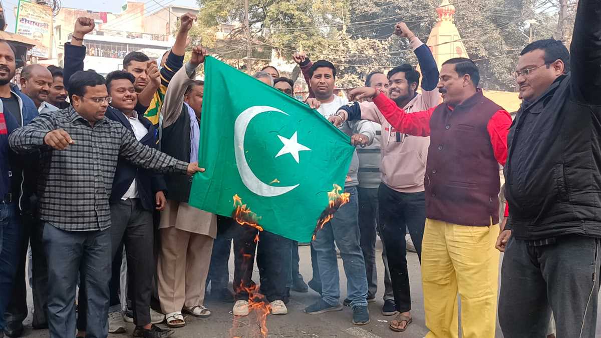 श्याम मित्र मंडल ने पाकिस्तान का फूंका पुतला श्याम मित्र मंडल ने पाकिस्तान का फूंका पुतला