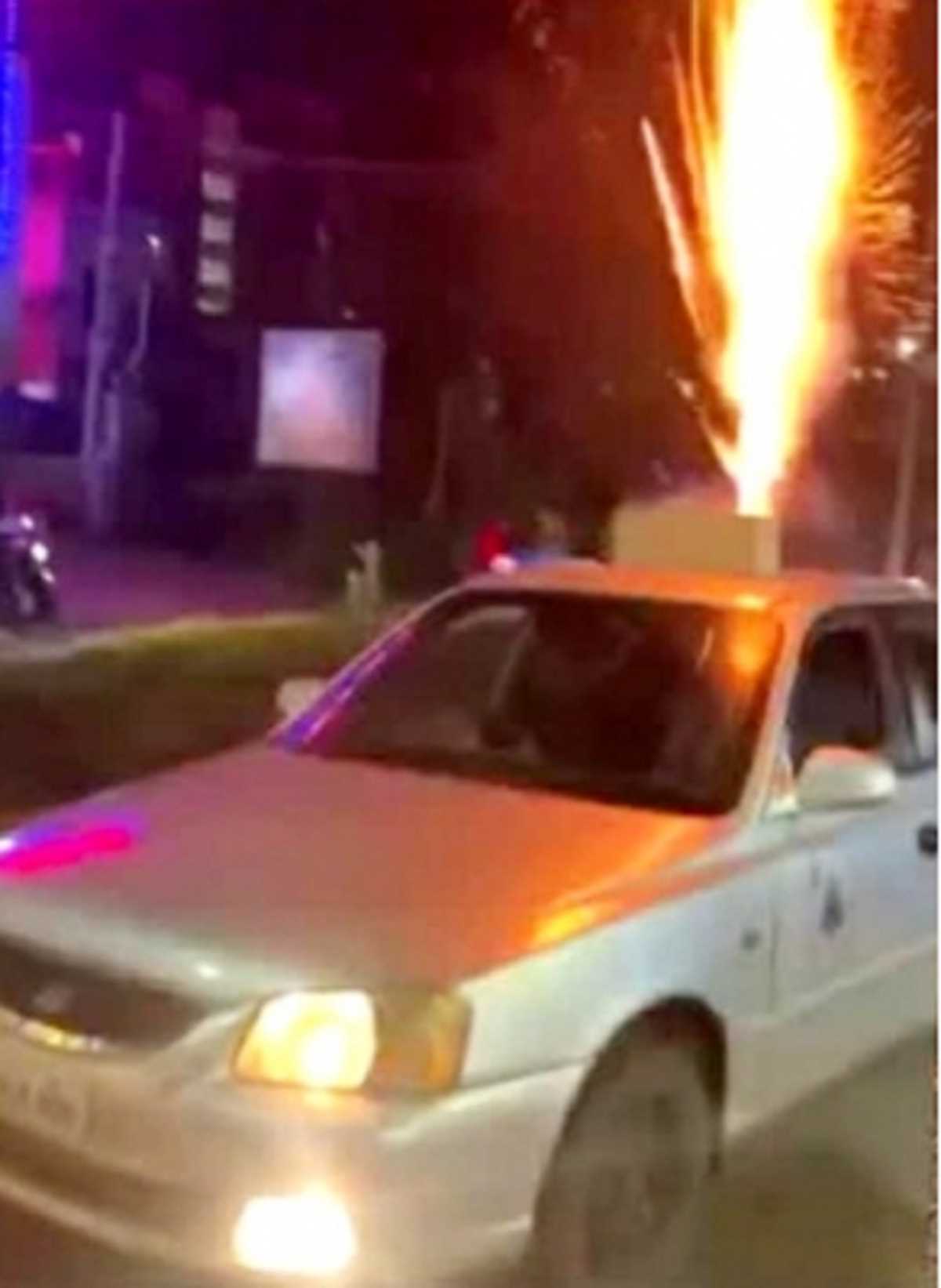 कर्नाटक  में चलती कार से पटाखे फोड़ने के आरोप में युवक गिरफ्तार !