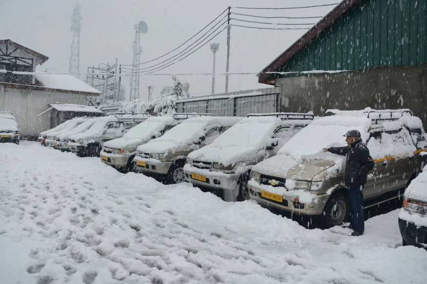 जम्मू-कश्मीर से लेकर लद्दाख तक बिछी बर्फ की सफेद चादर जम्मू-कश्मीर से लेकर लद्दाख तक बिछी बर्फ की सफेद चादर