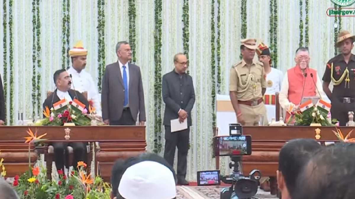 झारखंड के 12वें राज्यपाल के रूप में संतोष गंगवार ने ली शपथ
