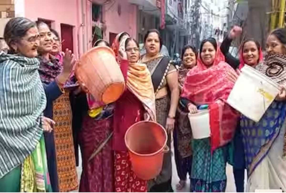 दिल्ली में पानी की किल्लत, नाराज लोगों ने केजरीवाल सरकार के खिलाफ लगाए नारे