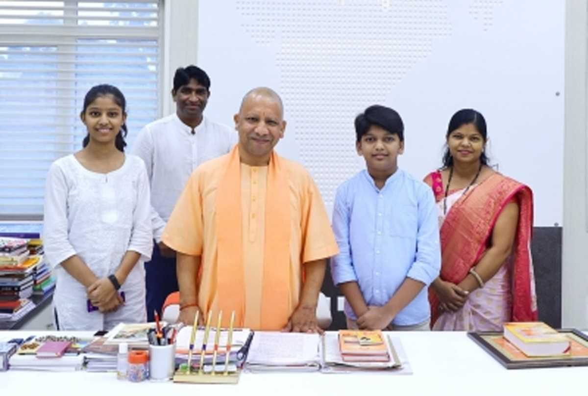 सीएम योगी से मिला 11 साल का जीनियस यशवर्धन सीएम योगी से मिला 11 साल का जीनियस यशवर्धन