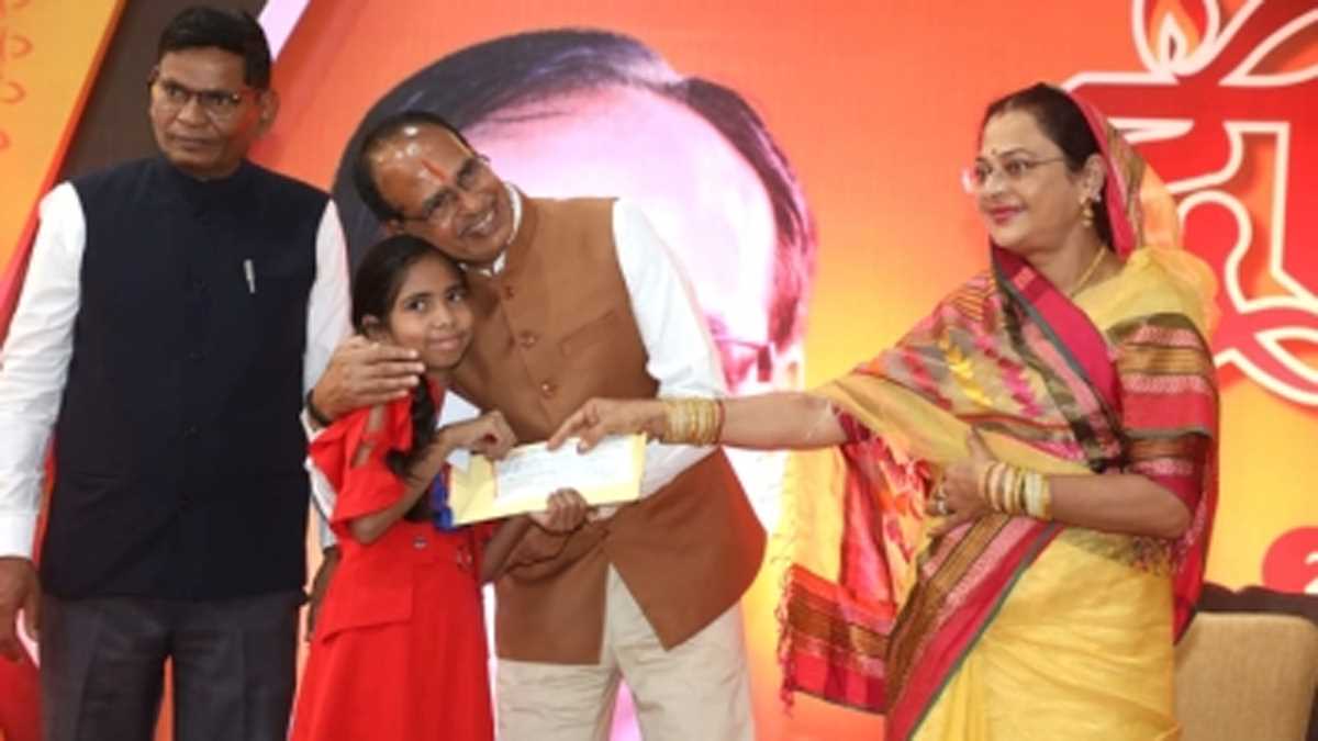 मप्र : कोरोना में माता-पिता को खो चुके बच्चों के साथ नाचे-गाए साधना संग शिवराज