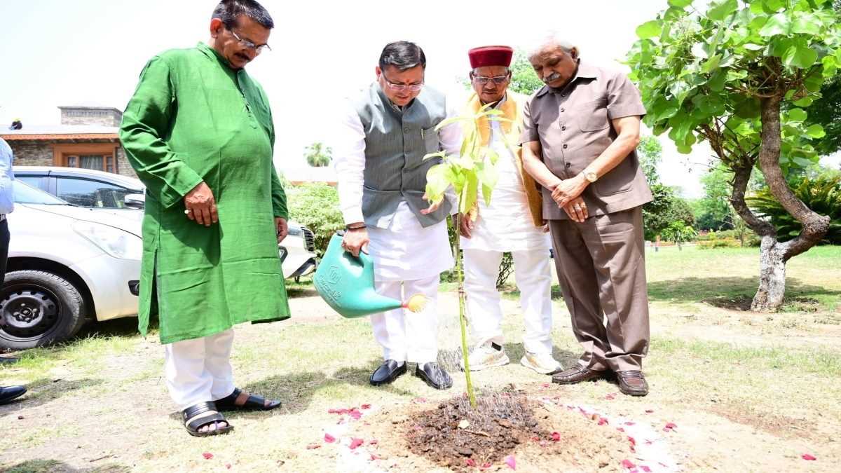 देहरादून : भाजपा कार्यसमिति की बैठक, सीएम धामी ने किया पौधरोपण