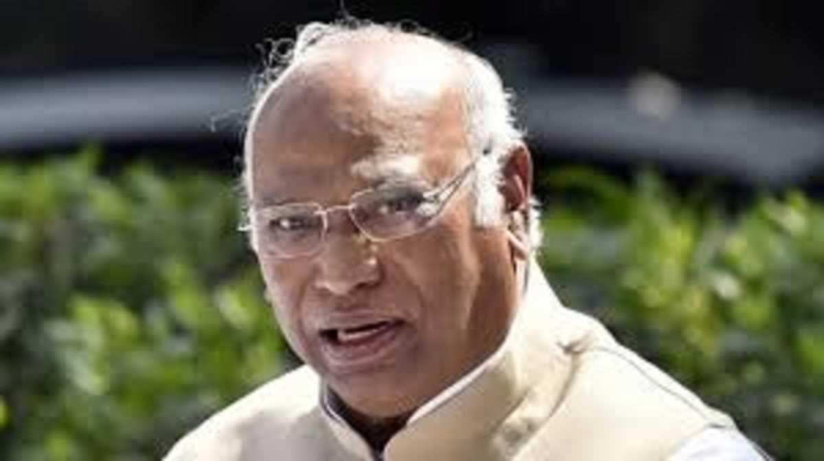 खड़गे का केंद्र सरकार पर हमला, कहा बीजेपी फैला रही नफरत खड़गे का केंद्र सरकार पर हमला, कहा बीजेपी फैला रही नफरत