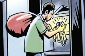 ऐसी चोरी जिसमें कीमती सामान के साथ नाबालिग लड़की को भी ले गए चोर ऐसी चोरी जिसमें कीमती सामान के साथ नाबालिग लड़की को भी ले गए चोर