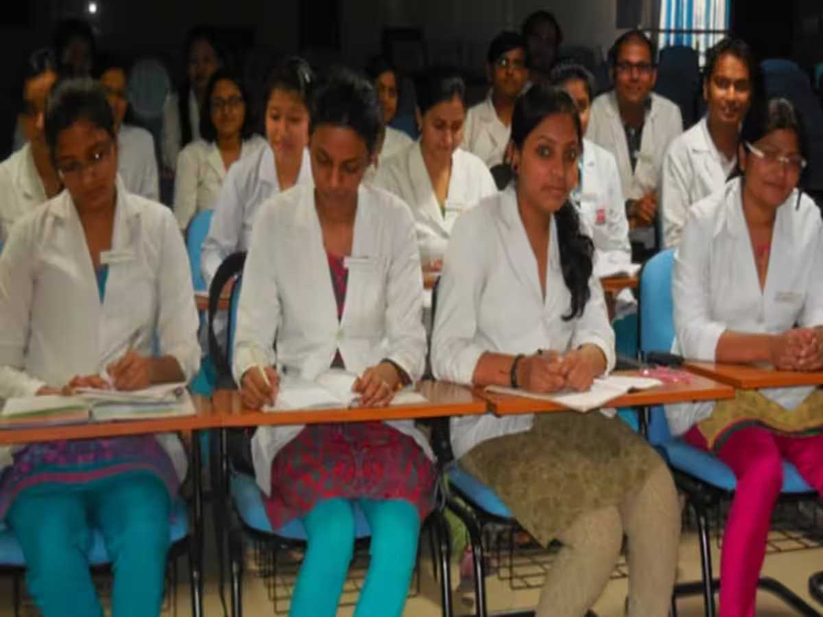 यूपी के मेडिकल कॉलेजों में अब हिंदी में भी होगी पढ़ाई