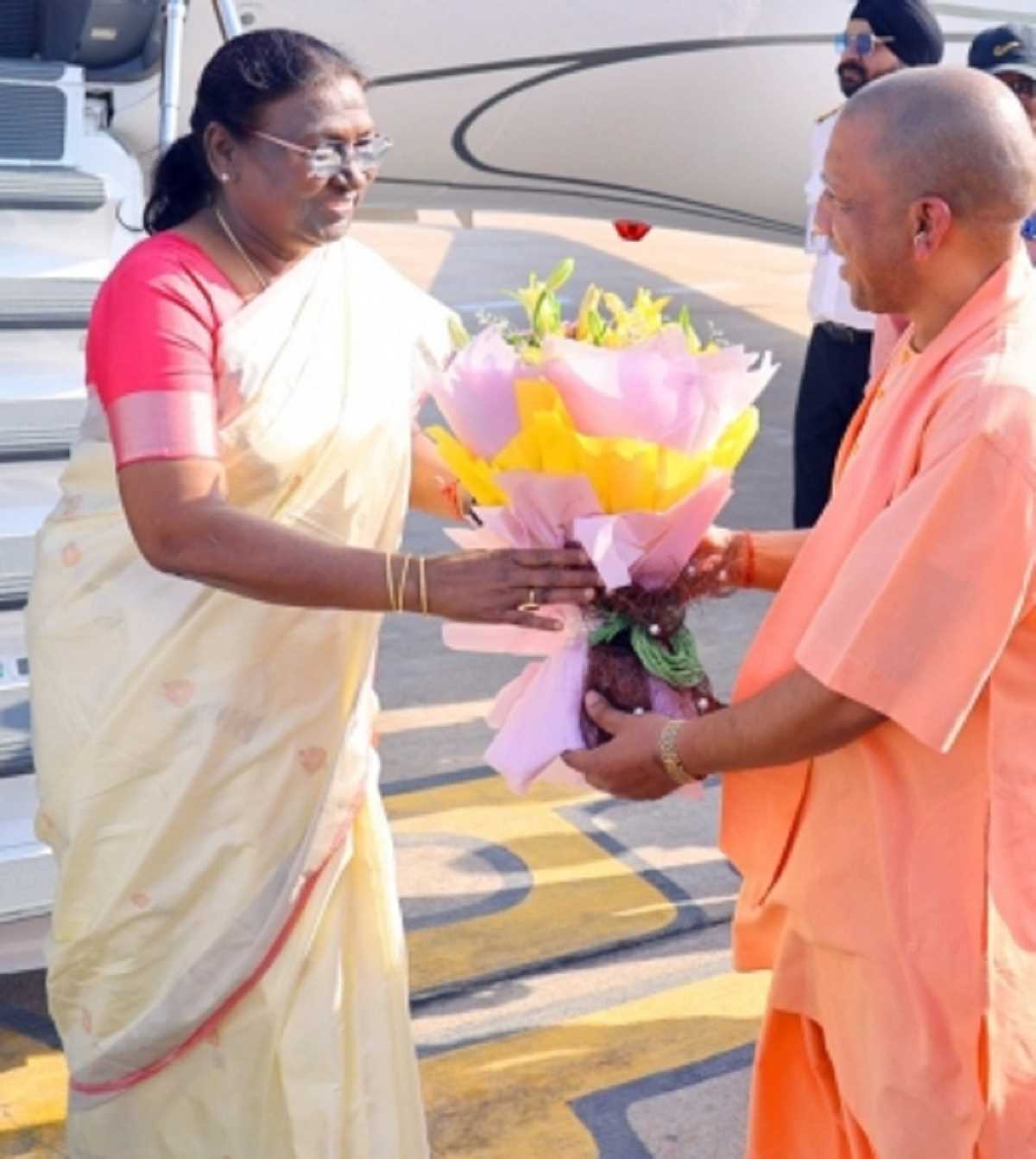 लखनऊ पहुंचने पर द्रौपदी मुर्मू का जोरदार स्वागत